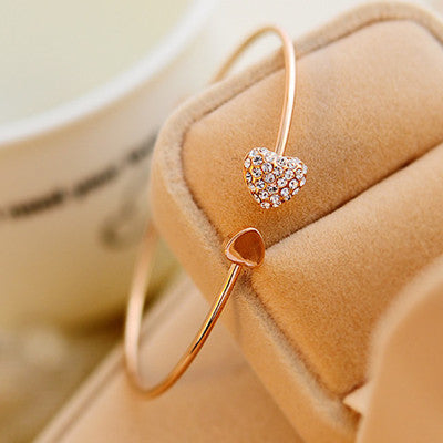 Minimalist dainty adjustable heart charm bracelet in polished gold and silver tone, perfect for layered wrist stacks.