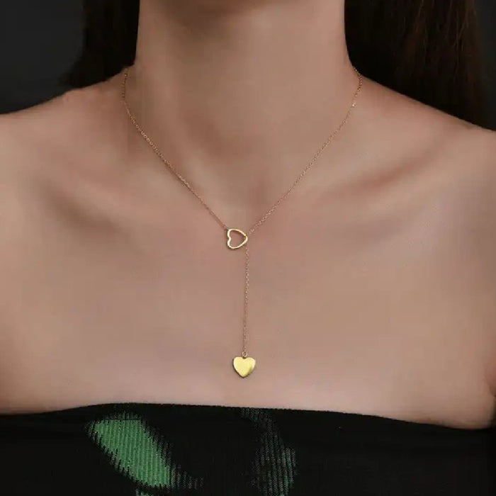 Gold 18k lariat necklace for women with two heart pendants, titanium steel heart drop Y-necklace on collarbone.